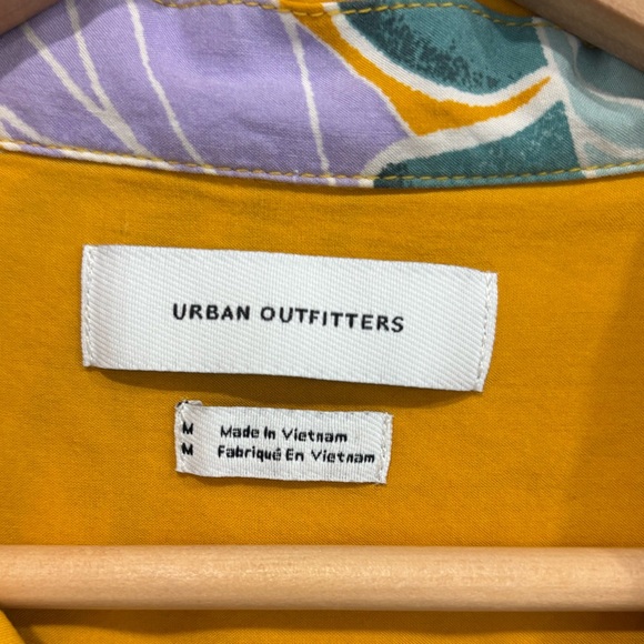 Urban Outfitters Tropical Leaf Print Camp Shirt Mens Size M Short Sleeve Button - Picture 2 of 8